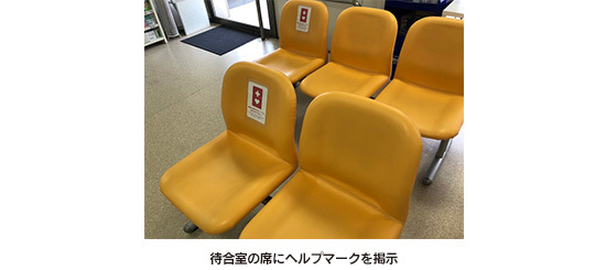 東新宿店でのポスター掲出の様子（左）/大久保店でのリーフレット設置の様子（右）