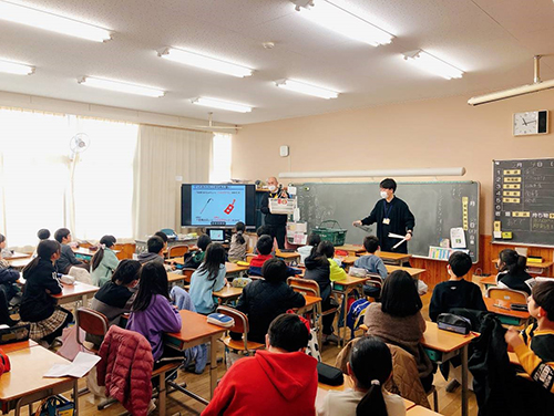 写真：小学校での授業の様子
