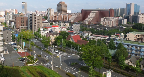 楽友会の周囲には整備された町並み、緑豊かなニュータウンらしい景色が広がります。