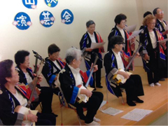 三味線で民謡を演奏
