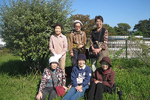 サロンのメンバーで公園を散策