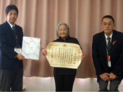 東大和市から書状を授与される村上さん