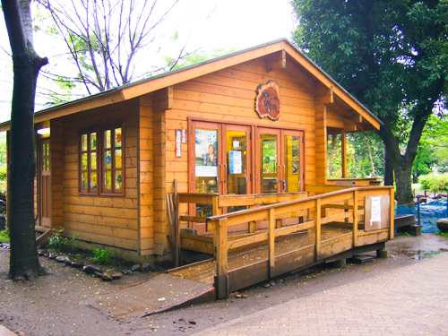 芦花公園内にあるログハウス。 ボランティアの方にご御協力いただき、運営しています。