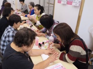 (写真:美容ボランティア養成講座の様子)