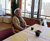お茶をする山下外子さんの写真
