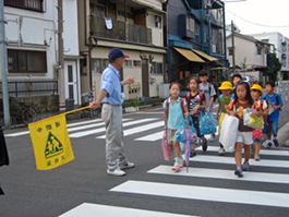 小学校1年生を中心に登校時を見守り歩く