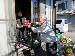 配食で利用者さんとの写真