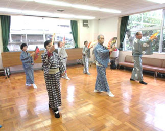 踊る藤田さん