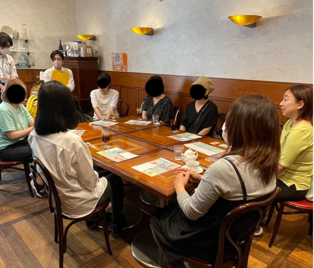 杉並区での「ダブルケアカフェ」。ダブルケア当事者である参加者と「こだまの集い」スタッフがお茶を飲みながら語り合う