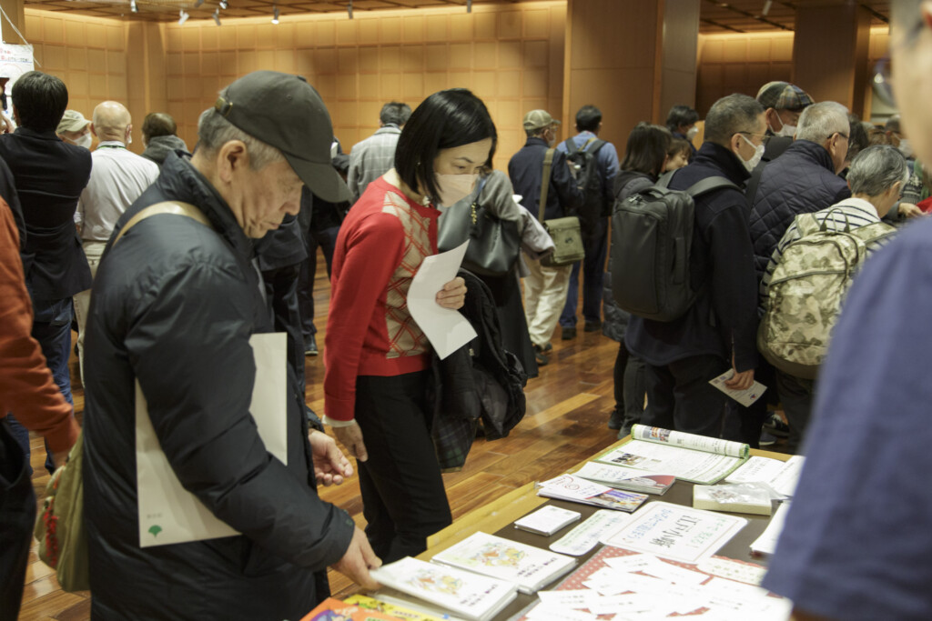 「「地域参加のトビラ見本市」会場の様子」