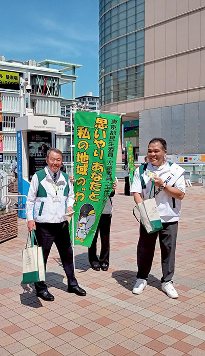 街頭で元大関・栃東の玉ノ井親方がＰＲする様子