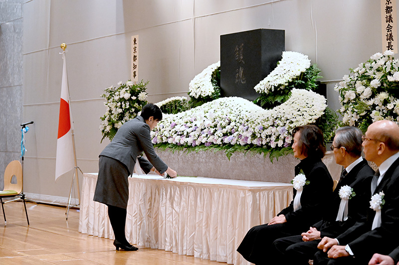 小池都知事の献花