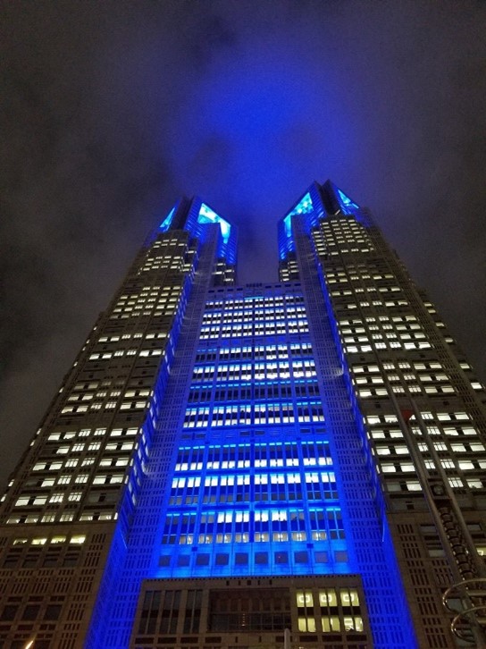 「世界自閉症啓発デー」（都庁舎）