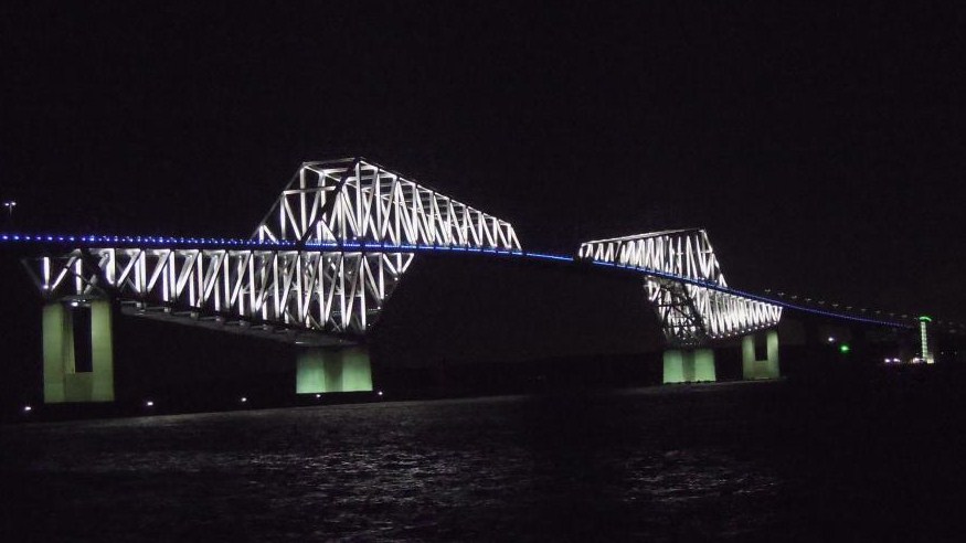 「世界自閉症啓発デー」（ゲートブリッジ）